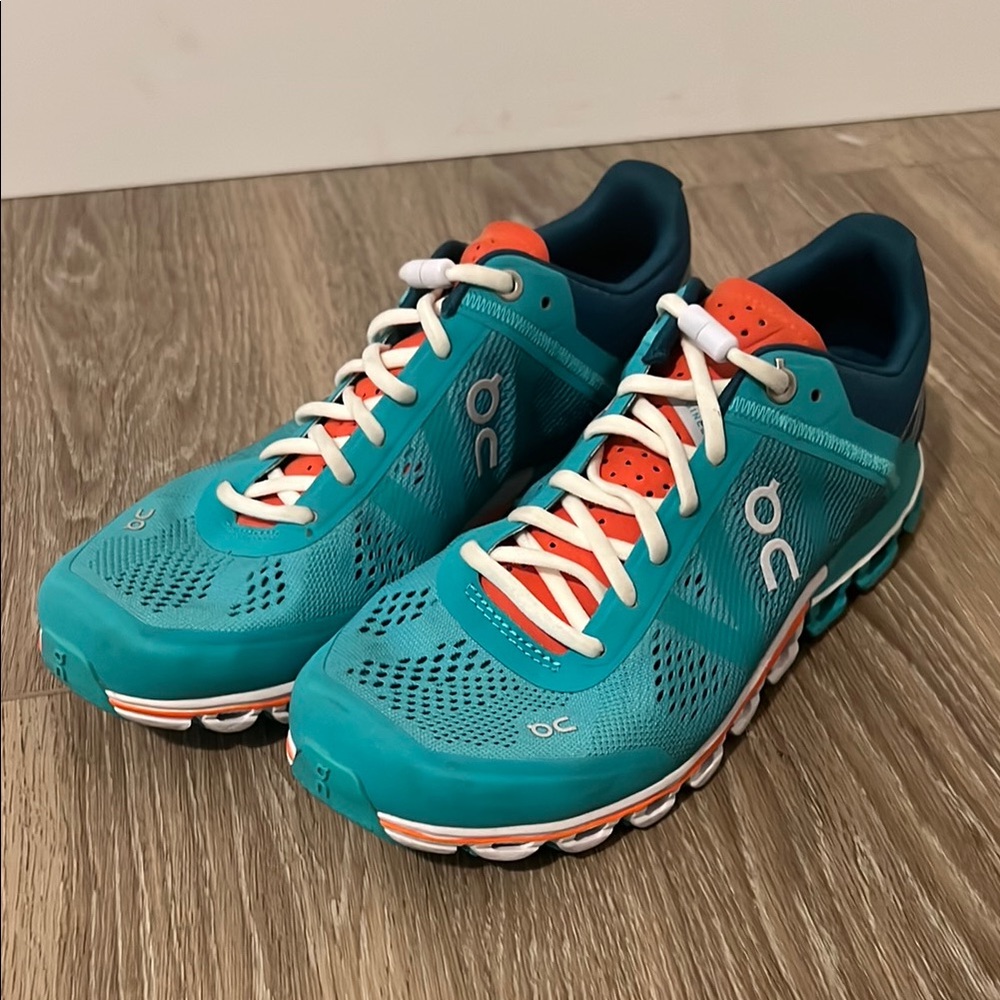 On Running Shoes women’s sz 6.5